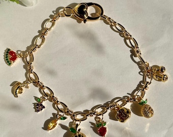 Pulsera con dije del Fruto del Espíritu Santo, chapada en oro, con versículo bíblico de Gálatas 5:22-23.