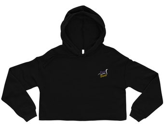 Puede incluir: Sudadera negra con capucha corta con un logotipo bordado en morado y dorado que dice "Dead Shark" en el pecho izquierdo.