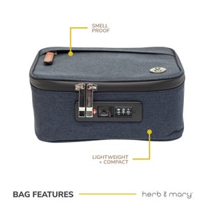 Może przedstawiać: Niebieska torba podr&oacute;żna z zamkiem szyfrowym i zamkiem zatwierdzonym przez TSA. Torba jest oznaczona jako "smell proof" i "lightweight + compact".