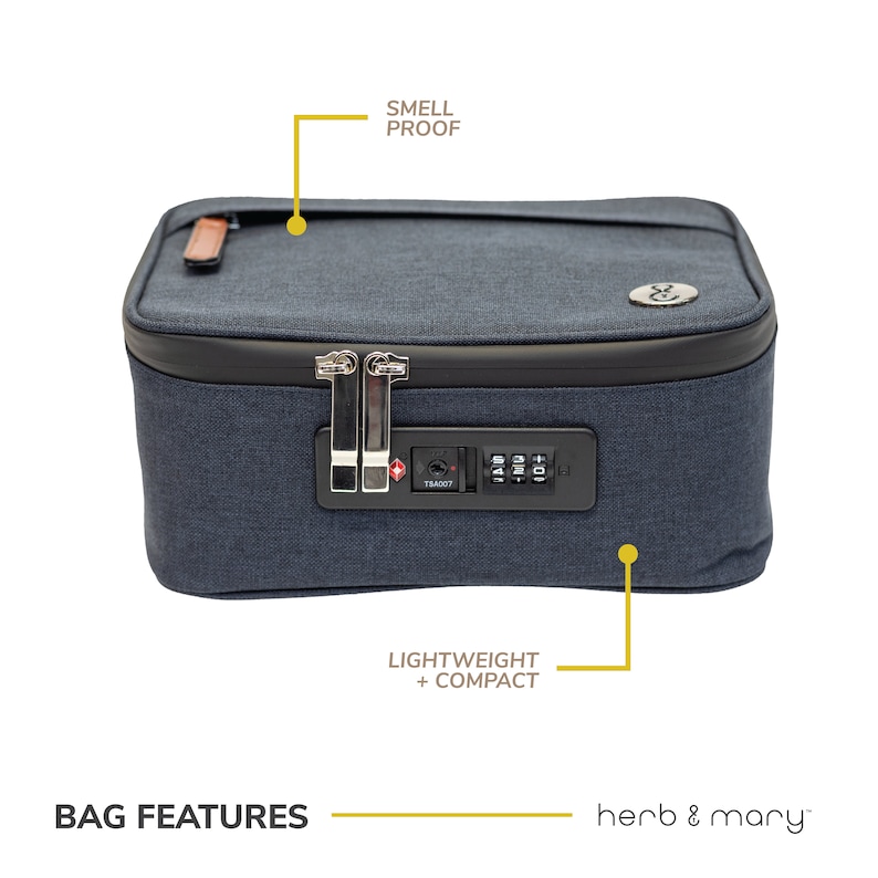 Może przedstawiać: Niebieska torba podr&oacute;żna z zamkiem szyfrowym i zamkiem zatwierdzonym przez TSA. Torba jest oznaczona jako "smell proof" i "lightweight + compact".