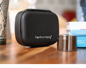 Czarna torba na akcesoria marki Herb & Mary