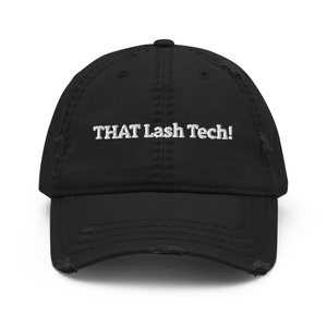 Puede incluir: Gorra de béisbol negra desgastada con el texto bordado "THAT Lash Tech!". La gorra tiene una visera curva y un aspecto desgastado.