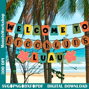 Könnte beinhalten: Ein farbenfrohes Banner mit den Worten "WELCOME TO Brooklyns LUA" ist zwischen Palmen gespannt. Das Banner zeigt orange, türkis, gelbe und grüne rechteckige und kreisförmige Ausschnitte mit schwarzer Schrift. Rosa und orangefarbene Hibiskusblüten sind ebenfalls enthalten.