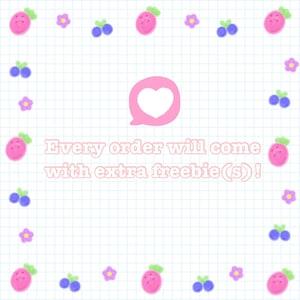 Może przedstawiać: R&oacute;żowa i biała ilustracja serca w dymku z tekstem "Every order will come with extra freebie(s)!". Obraz jest otoczony ramką z r&oacute;żowych truskawek, niebieskich jag&oacute;d i fioletowych kwiat&oacute;w na jasnoniebieskim i białym tle w kratkę.
