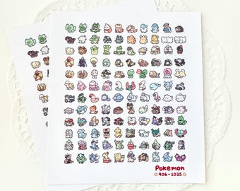 Può includere: Un foglio di adesivi con personaggi Pokémon delle generazioni 6-8. Gli adesivi sono colorati e presentano una varietà di Pokémon, tra cui Pikachu, Charizard e Squirtle. Il foglio è etichettato "Pokémon 906-1025".