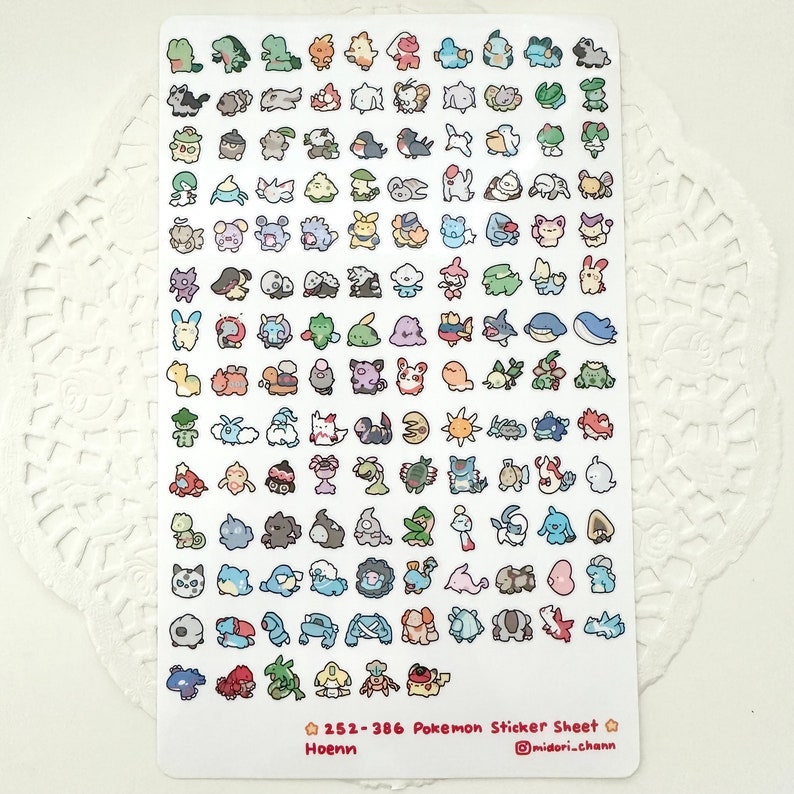 Może przedstawiać: Arkusz naklejek z Pokemonami z generacji 3-6. Arkusz zawiera 34 Pokemony z regionu Hoenn, w r&oacute;żnych kolorach i wzorach. Arkusz jest zatytułowany "252-386 Pokemon Sticker Sheet" i "Hoenn" z nazwą użytkownika artysty na mediach społecznościowych "@midori.chann".