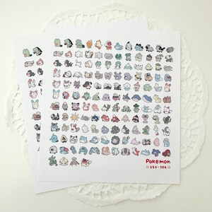 Peut inclure: Une feuille de papier blanche avec une grille de 12 rangées et 12 colonnes de personnages de Pokemon de dessin animé colorés. Les personnages sont numérotés de 252 à 366. Le texte "Pokemon" est écrit en rouge en bas de la feuille.