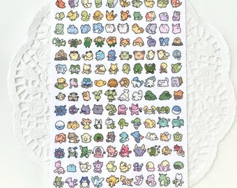Könnte beinhalten: Ein Stickerbogen mit zahlreichen bunten Zeichentrickfiguren. Das Blatt enthält eine Vielzahl kleiner, detaillierter Illustrationen verschiedener Kreaturen. Der Text "001-151 Pokemon Sticker Sheet Kanto" ist unten aufgedruckt.