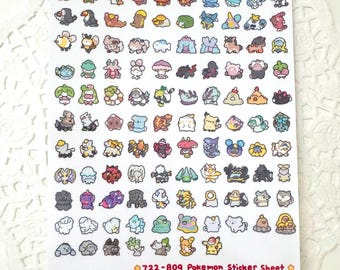 Könnte beinhalten: Ein Stickerbogen mit Pokémon aus den Generationen 7 und 8. Der Bogen enthält 80 Pokémon aus der Alola-Region, wobei jedes Pokémon in einem niedlichen Chibi-Stil dargestellt ist. Der Bogen ist weiß mit rotem Rand und enthält den Text "722-809 Pokemon Sticker Sheet Alola @midori_chann".