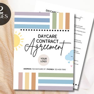 Può includere: Un contratto di asilo nido con un design colorato. La copertina presenta il testo "Daycare Contract Agreement" con un sole, una nuvola e un segnaposto per il logo. Il documento include 12 pagine e informazioni di contatto.
