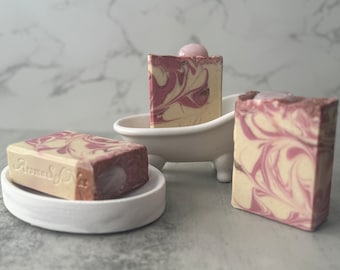 Sabonete artesanal de leite de cabra com pedra preciosa de quartzo rosa.