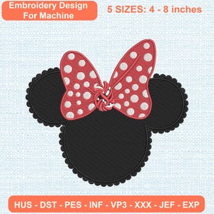 Op de afbeelding: Een machineborduurontwerp met een zwart silhouet van een muizenkop met geschulpte randen en een grote rode strik met witte stippen. De tekst luidt: Embroidery Design For Machine, 5 SIZES: 4 - 8 inches, HUS - DST - PES - INF - VP3 - XXX - JEF - EXP.