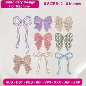 Può includere: Un disegno da ricamo per macchina con otto diversi motivi a fiocco in vari colori tra cui lavanda, rosa, beige e azzurro. Il testo recita Embroidery Design For Machine, 5 SIZES: 2 - 6 inches, e HUS - DST - PES - INF - VP3 - XXX - JEF - EXP.