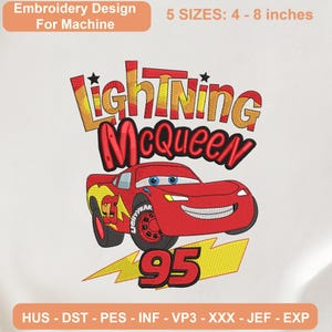 Könnte beinhalten: Maschinenstickdatei mit dem roten Rennwagen Lightning McQueen, dem Schriftzug Lightning McQueen und der Zahl 95 auf einem gelben Blitz. Das Design enthält den Text Embroidery Design For Machine und 5 SIZES: 4 - 8 inches, sowie die Formate HUS, DST, PES, INF, VP3, XXX, JEF und EXP.