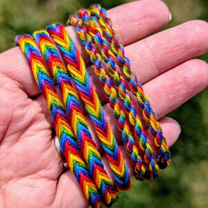 Bracelet de l'amitié tissé torsadé arc-en-ciel queue de poisson arc-en-ciel (fabriqué sur commande)