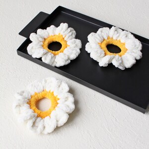 Daisy Hair Accessory, Flower Scrunchie, Daisy Scrunchie, Flower Hair Accessory, Crochet Scrunchie, Daisy Gifts, 80's & 90's Fashion