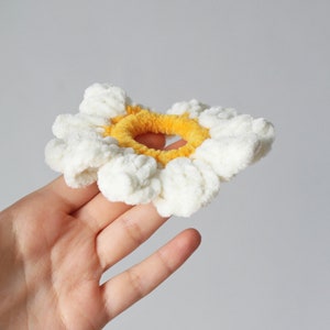 Daisy Hair Accessory, Flower Scrunchie, Daisy Scrunchie, Flower Hair Accessory, Crochet Scrunchie, Daisy Gifts, 80's & 90's Fashion