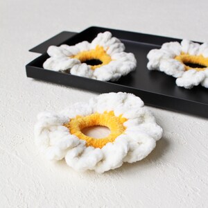 Daisy Hair Accessory, Flower Scrunchie, Daisy Scrunchie, Flower Hair Accessory, Crochet Scrunchie, Daisy Gifts, 80's & 90's Fashion