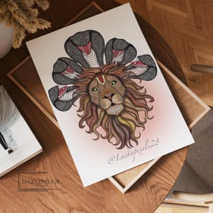 以下が含まれることがあります： 5匹のヘビの冠をかぶったライオンの頭のデジタルイラスト。ライオンは赤と金の冠をかぶり、緑色の目をしています。ヘビは黒とグレーで、赤い舌をしています。背景は薄いピンクです。