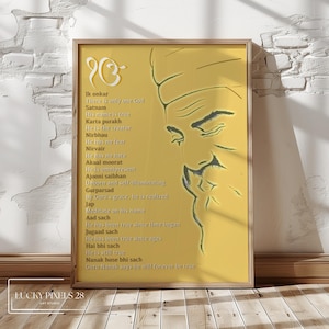 以下が含まれることがあります： 黄色いポスターに、白黒の男性の顔のイラストが描かれています。ポスターには、黒と白のテキストが書かれており、内容は次のとおりです。「Ik onkar There is only one God Satnam His name is true Karta purakh He is the creator Nirbhau He has no fear Nirvair He has no hate Akaal moorat He is omnipresent Ajooni saibhan Unborn and self-illuminating Gurparsad By Guru's grace, he is realized Jap Meditate on his name Aad sach He has been true since time began Jugaad sach He has been true since ages Hai bhi sach He is still true Nanak hose bhi sach Guru Nanak says he will forever be true」