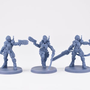 Pinup Corp Stormbabe Sargentos (3 modelos) da Across The Realms. Escala de 32 mm feita sob encomenda para impressão 3D.