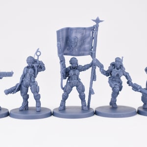 Pinup Corp Stormbabe Command (5 modelos) da Across The Realms. Escala de 32 mm feita sob encomenda para impressão 3D.