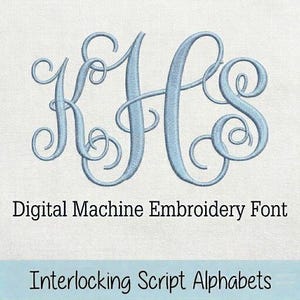 Könnte beinhalten: Hellblaues gesticktes Monogramm mit den Buchstaben KHS in einem fließenden Schriftstil. Der Text "Digital Machine Embroidery Font" und "Interlocking Script Alphabets" befinden sich darunter.