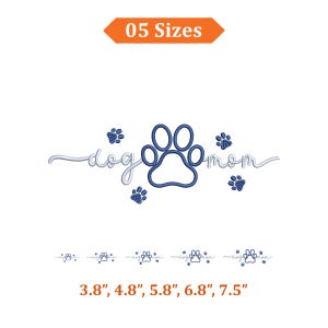 Può includere: Un design con le parole "dog mom" in corsivo, un'impronta di zampa blu e impronte di zampe più piccole. Il testo "05 Sizes" è in un banner arancione, con misure di 9,65 cm, 12,19 cm, 14,73 cm, 17,27 cm e 19,05 cm.