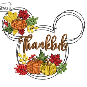 Puede incluir: Un diseño de bordado con forma de cabeza de Mickey Mouse con la palabra "Thankful" escrita en cursiva marrón en el interior. El diseño está rodeado de hojas de otoño en tonos de rojo, naranja, amarillo y verde, y dos calabazas.
