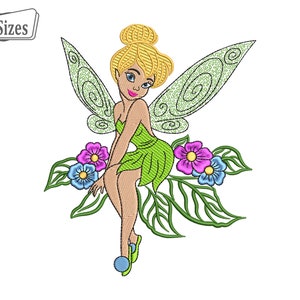 Peut inclure: Une fée verte aux cheveux blonds et aux ailes vertes est assise sur une branche avec des fleurs roses et bleues.