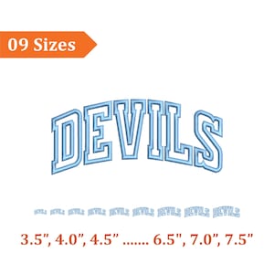 Puede incluir: Diseño bordado en azul claro "DEVILS" con un doble contorno. La imagen incluye el texto "09 Tamaños" en forma de flecha naranja. Debajo, los tamaños son de 8,9 cm a 19,1 cm.