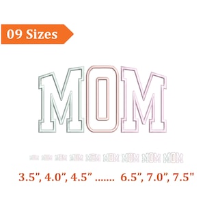 Könnte beinhalten: Ein Bild mit dem Wort "MOM" in einer stilisierten Schriftart, wobei jeder Buchstabe in einer anderen Farbe umrandet ist: Hellblau, Rosa und Lila. Der Text "09 Sizes" befindet sich in einem orangefarbenen Banner. Darunter sind verschiedene Größenoptionen von 8,89 cm bis 19,05 cm aufgeführt.