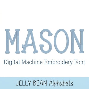 Może przedstawiać: Słowo MASON jest wyświetlane jasnoniebieską, teksturowaną czcionką do haftu maszynowego. Pod nazwą znajduje się napis Digital Machine Embroidery Font, a na dole napis JELLY BEAN Alphabets prostą czcionką bezszeryfową w kolorze czarnym.