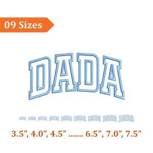 Op de afbeelding: Lichtblauw geborduurd "DADA" ontwerp in een collegiale lettertype. De afbeelding bevat de tekst "09 Maten" en maatopties variërend van 8,9 cm tot 19,1 cm. Het ontwerp staat op een witte achtergrond.