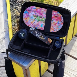 Essential Rolling Kit – Geruchssichere & abschließbare Tasche mit dem nötigsten Grinder, Drehpapier und einer abstrakten Design Schale mit magnetischem Deckel