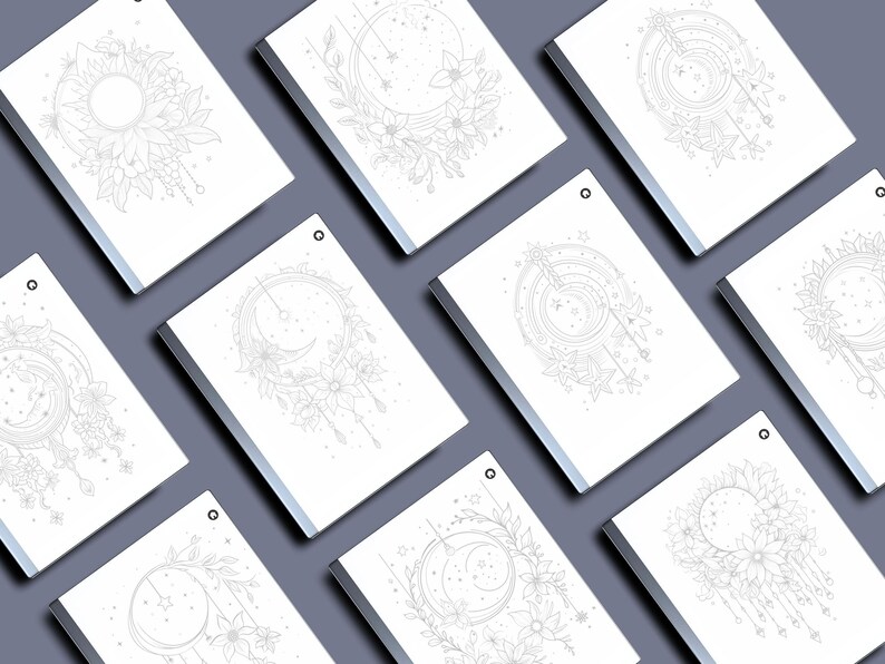 Peut inclure: Plusieurs cahiers blancs orn&eacute;s de dessins au trait sur le th&egrave;me c&eacute;leste. Chaque cahier pr&eacute;sente une illustration diff&eacute;rente de lunes, de soleils, d'&eacute;toiles et d'&eacute;l&eacute;ments floraux. Les cahiers sont dispos&eacute;s sur une surface grise.