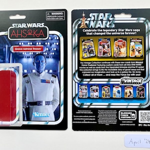Può includere: Una carta da collezione di Star Wars: Ahsoka con il Grand Ammiraglio Thrawn. La carta è in stile vintage con uno sfondo rosso e un'immagine di Thrawn in uniforme. Il retro della carta presenta una descrizione della carta e un codice QR.