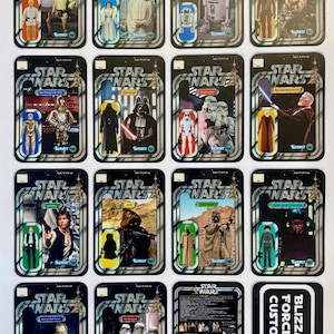 Può includere: Una collezione di 15 carte di figure d'azione vintage di Star Wars con personaggi come Luke Skywalker, la principessa Leia, Darth Vader e Chewbacca. Le carte sono nere con bordi argentati e riportano il logo Kenner. Le carte sono in ottime condizioni e sarebbero un'ottima aggiunta alla collezione di qualsiasi fan di Star Wars.