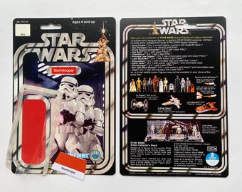 Könnte beinhalten: Vintage Star Wars Stormtrooper Actionfigur auf Originalverpackung. Die Verpackung hat einen schwarzen Hintergrund mit dem Star Wars Logo und Bildern des Stormtroopers. Die Figur befindet sich in einer transparenten Kunststoffblase. Der Text "Stormtrooper" ist ebenfalls enthalten.