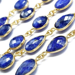 Puede incluir: Un collar de cadena de oro con múltiples hileras de cuentas de piedras preciosas azules en forma de lágrima.