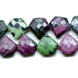 Può includere: Una collana di perline di pietra preziosa sfaccettate di colore verde, rosa e nero. Le perline sono infilate su un filo sottile e sono tutte di dimensioni approssimativamente uguali.