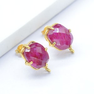Elegant örhänge med naturlig rubin/Handgjort örhänge/Örhänge med förgylld bezel/Gudomligt örhänge/Örhängeskoppling/Örhänge med rubin bezel/Födelsedagspresent
