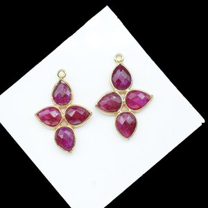 Ciondolo con rubino in pietra preziosa naturale/Connettore a cauzione singolo/Gioielli da sposa/Lunetta placcata in oro/Connettore per orecchini/Componente di gioielli/Regalo di compleanno