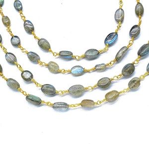 Peut inclure: Un collier multi-rangs composé de perles ovales de labradorite et de maillons de chaîne dorés.