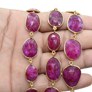 Puede incluir: Una hebra de cuentas de rub&iacute; con detalles en metal dorado. Las cuentas son de forma ovalada y tienen un acabado facetado. La hebra mide aproximadamente 45 cm de largo.