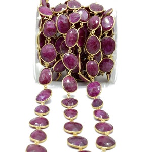 Puede incluir: Una hebra de cuentas de rub&iacute; unidas por eslabones de cadena de oro. Las cuentas son facetadas y tienen un color rojo intenso.