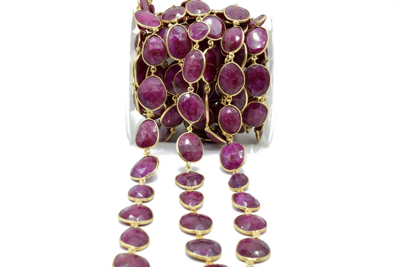 Puede incluir: Una hebra de cuentas de rub&iacute; unidas por eslabones de cadena de oro. Las cuentas son facetadas y tienen un color rojo intenso.