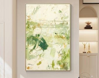 Puede incluir: Pintura abstracta con marco dorado. La obra presenta una mezcla de tonos verdes, blancos y beige, con pinceladas visibles y capas texturizadas. La pintura tiene un tema de paisaje, con una firma en la esquina inferior izquierda.