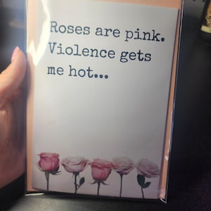 Rosen sind rosa. Violence get me hot... — Grußkarte für alternative Lebensstile