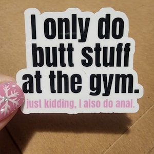 Ich mache nur Po-Sachen im Fitnessstudio. Nur ein Scherz I Also Do Anal — Sticker | Glänzend & Wasserfest